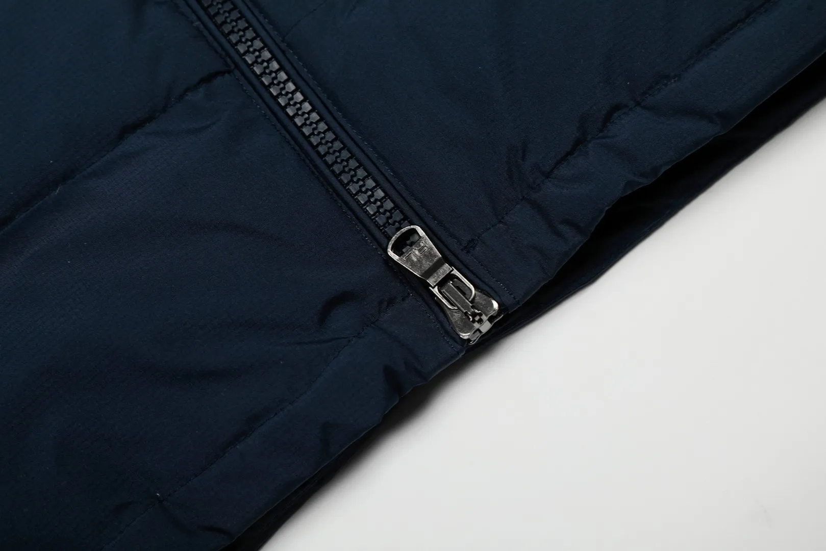 P720 Top quality" Style number: 9003# [Ralph Lauren winter basic classic embroidered men's and women's couple's same style hooded down jacket] ✅Ralph Lauren American retro chest zipper high version top-fill winter down jacket ✅100% high-quality white duck down, high version top-fill capacity ✅Double-layer inner velvet to strictly prevent velvet running ✅Built-in adjustable drawstring, windproof and coldproof, considerate and in place ✅Original version The maximum size can be worn up to 200 pounds. Loose and comfortable, no pressure. ✅Same style for male and female couples. Recommended OOTD outfits in winter~ Size: S-XL Color: Black, milky white, khaki, navy blue, military green